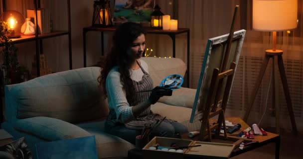 Mujer pintando usando pintura de acuarela sobre lienzo — Vídeos de Stock