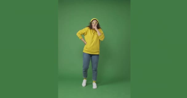 Erstaunte Frau zeigt Daumen nach oben Geste über grünen Bildschirm — Stockvideo