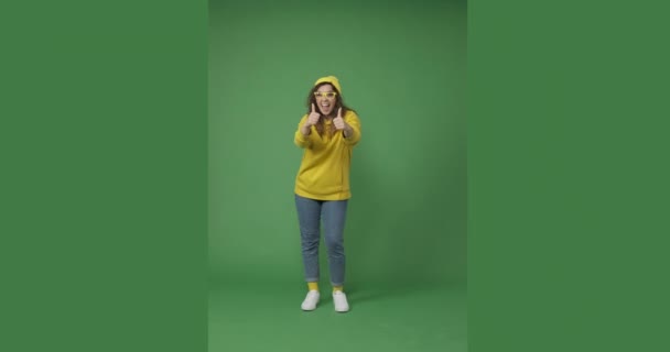 Kobieta daje kciuki w górę i ok strony podpisać na zielony ekran — Wideo stockowe