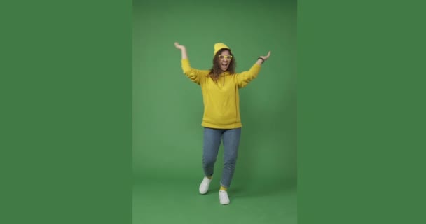 Potěšená žena tleskání rukou a jásot — Stock video