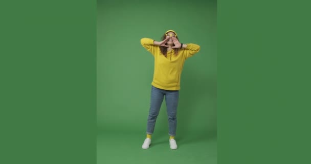 Frau schreit mit Handschellen um den Mund — Stockvideo