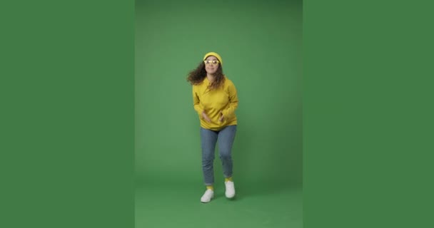 Mujer bailando sobre fondo verde — Vídeos de Stock