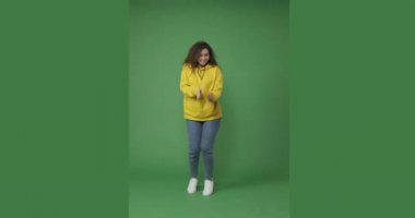 Uçan bir öpücük yollayan ve kalp şeklinde hareket eden bir kadın.