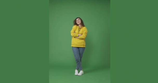 Ενθουσιαστική γυναίκα που ποζάρει πάνω από την πράσινη οθόνη — Αρχείο Βίντεο