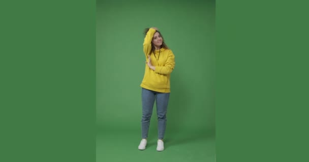 Ευτυχισμένη γυναίκα που ποζάρει πάνω από πράσινη οθόνη — Αρχείο Βίντεο