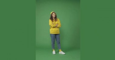 Sabırsız kadın kol saatini kontrol ediyor.