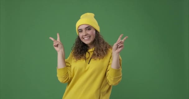 Lycklig kvinna ger v hand tecken — Stockvideo