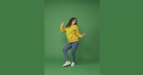 녹색 배경 위에서 춤추는 여자 — 비디오