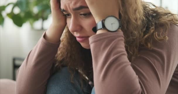 En deprimerad kvinna som gråter hemma — Stockvideo