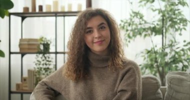 Evde gülümseyen güzel bir kadın.
