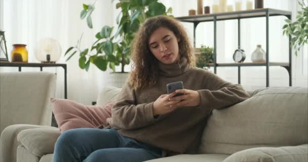 Жіночий смс за допомогою мобільного телефону вдома — стокове відео
