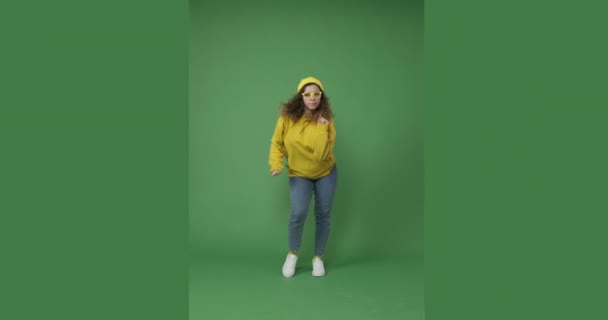 Mujer bailando sobre fondo verde — Vídeos de Stock