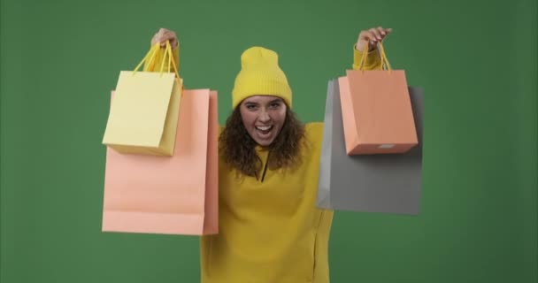 Frau tanzt mit Einkaufstaschen in der Hand — Stockvideo