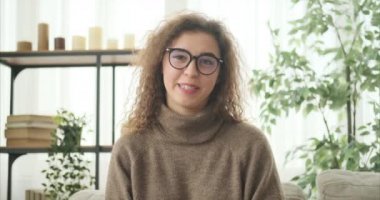 Kadın videosu evde sohbet ediyor.