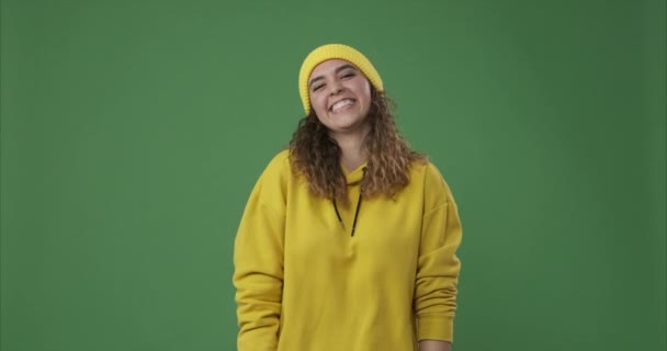 Жінка сміється над зеленим тлом — стокове відео