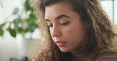 Bunalımlı kadın kendini yalnız ve mutsuz hissediyor