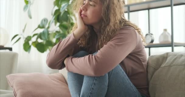 Mujer preocupada que sufre de depresión — Vídeo de stock