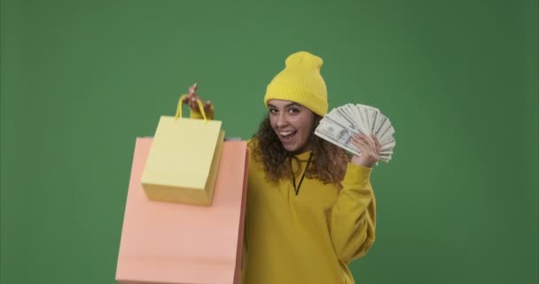Γυναίκα που κρατάει χαρτονομίσματα και δείχνει τις τσάντες της για ψώνια — Αρχείο Βίντεο