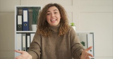 Ofiste konuşan kadın vlog kaydedici