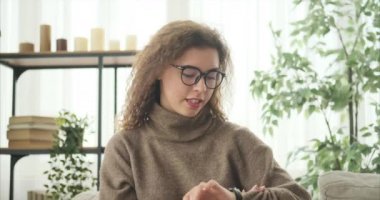 Kadın videosu evde sohbet ediyor.