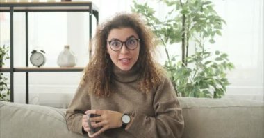 Kadın videosu evde sohbet ediyor.