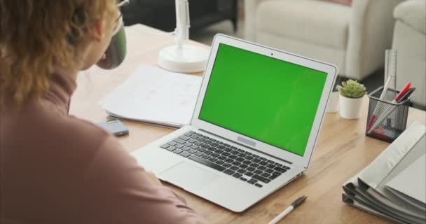 Жінка використовує ноутбук з зеленим екраном — стокове відео