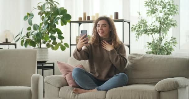 Wideo kobieta czat za pomocą telefonu komórkowego w domu — Wideo stockowe