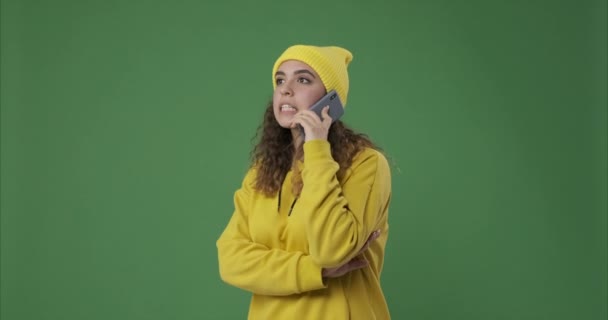 Щаслива жінка розмовляє на мобільному телефоні — стокове відео