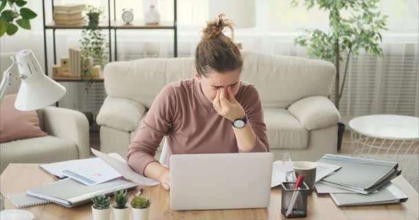 Mujer frustrada trabajando en el ordenador portátil en la oficina — Vídeo de stock