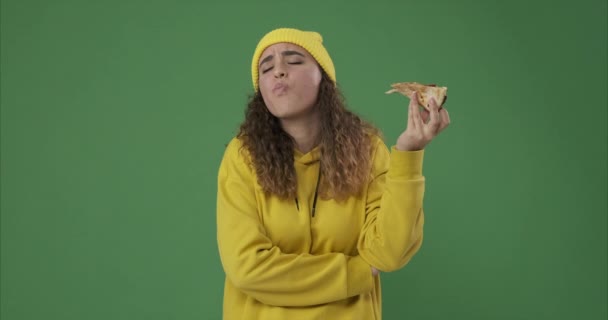 Mujer comiendo deliciosa rebanada de pizza — Vídeos de Stock