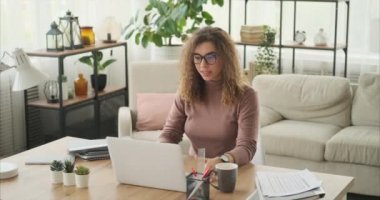 İş kadını bilgisayarı kullanarak iş görüşmelerini tartışıyor