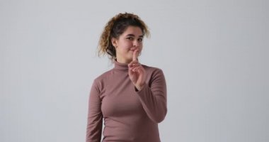 Kadın parmağını sallayarak hayır diyor.