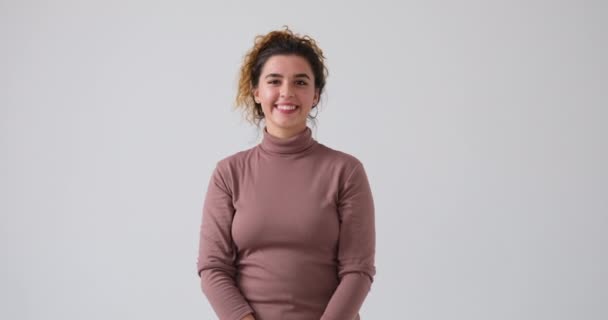 Hermosa mujer sonriendo sobre fondo blanco — Vídeos de Stock