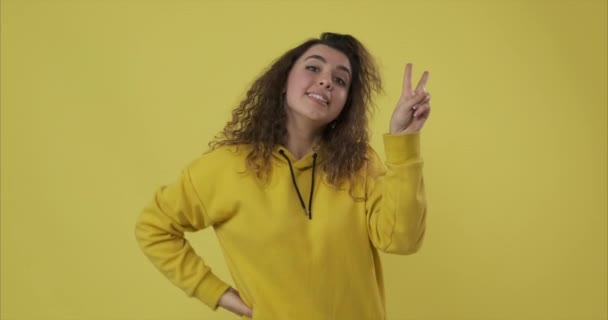 Happy woman giving v hand sign — Stok Video