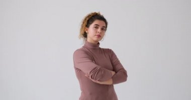 Beyaz arka planda poz veren güzel kadın