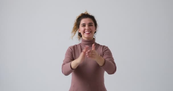 Deilig kvinne klapper i hendene og jubler – stockvideo