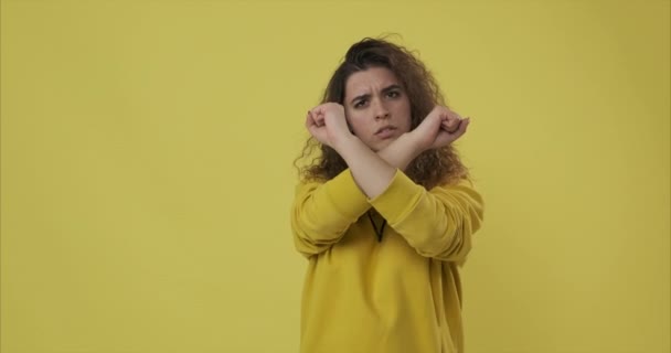 Mulher cruzando braços gesticulando não — Vídeo de Stock