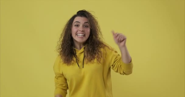 Perempuan vlogger mengirimkan ciuman terbang dan menunjukkan rasa syukur yang tulus terhadap para penggemarnya — Stok Video