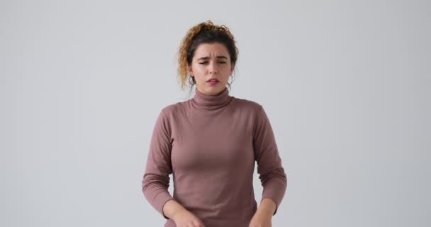 Mujer enferma tosiendo y cubriendo la boca con tejido — Vídeo de stock