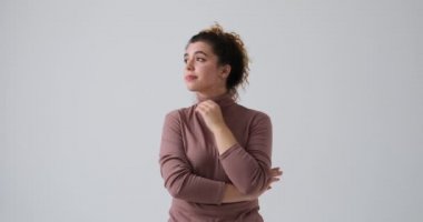 Düşünceli genç bayan huzursuz hissediyor.