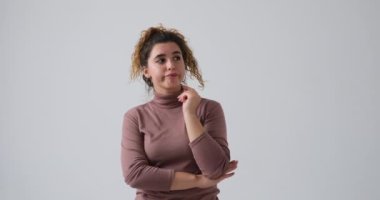 Beyaz arka plan üzerinde sabırsız ve sıkılmış kadın