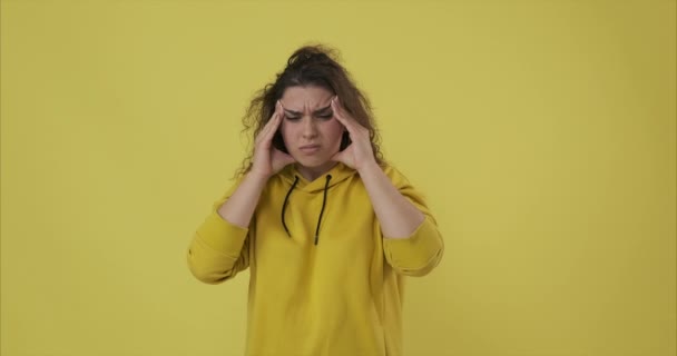 Femeia care suferă de dureri de cap severe — Videoclip de stoc