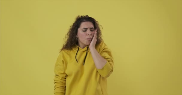 Разочарованная женщина, страдающая зубной болью — стоковое видео