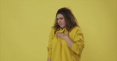 Sarı arka plandaki iğrenç kadın.