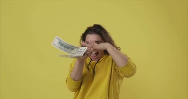 Щаслива жінка викидає готівкові долари — стокове відео