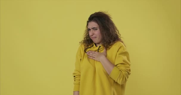 Mujer asqueada sobre fondo amarillo — Vídeo de stock