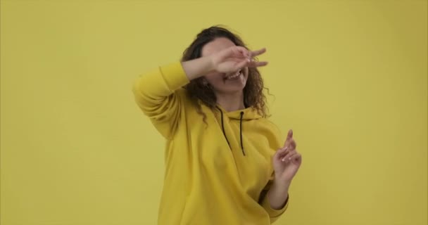 Frau tanzt über gelbem Hintergrund — Stockvideo
