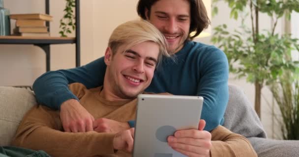 Гей пара використовує цифровий планшет вдома — стокове відео