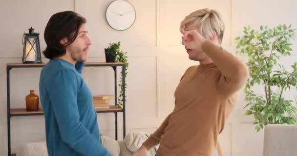 Homofile par som danser hjemme – stockvideo