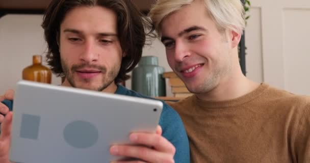 Pareja gay usando tableta digital en casa — Vídeos de Stock